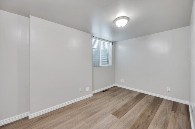 Building Photo - 29 2050 N