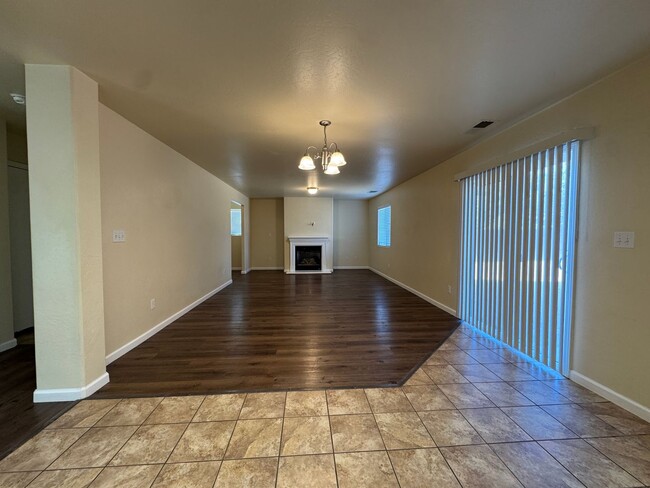 Building Photo - Beautiful home for rent in Visalia