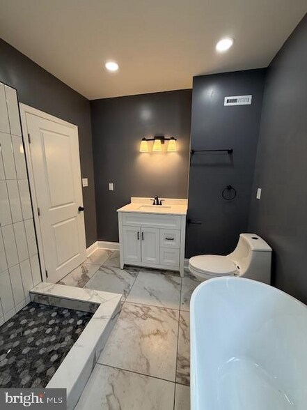 2nd Floor Bath - 1620 N 26th St
