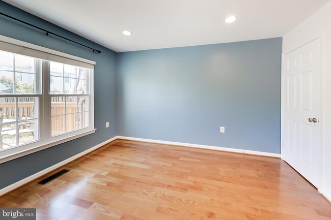 Building Photo - 4 Earth Star Ct