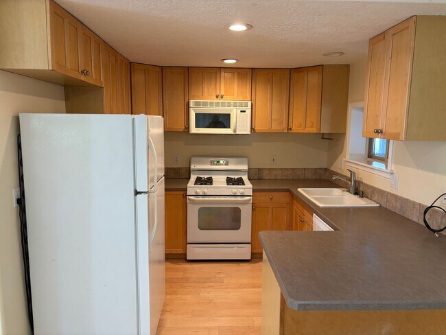 Building Photo - Downtown NW Bend Home Close to the River