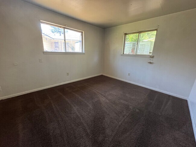 Building Photo - Cute 3 Bedroom Home