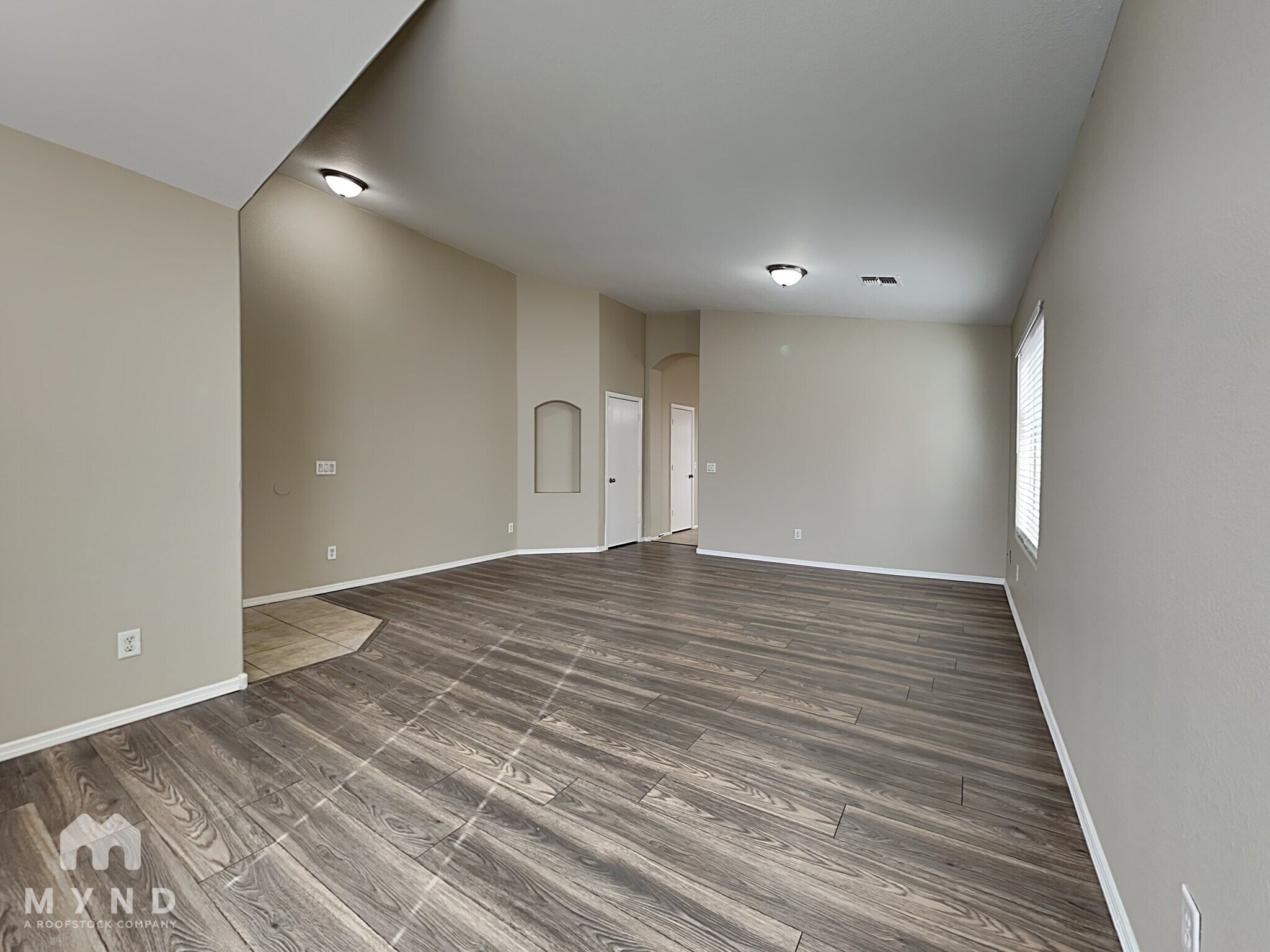 Building Photo - 1034 E Saddle Way