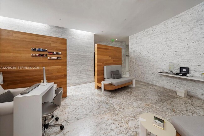 Building Photo - 2675 S Bayshore Dr