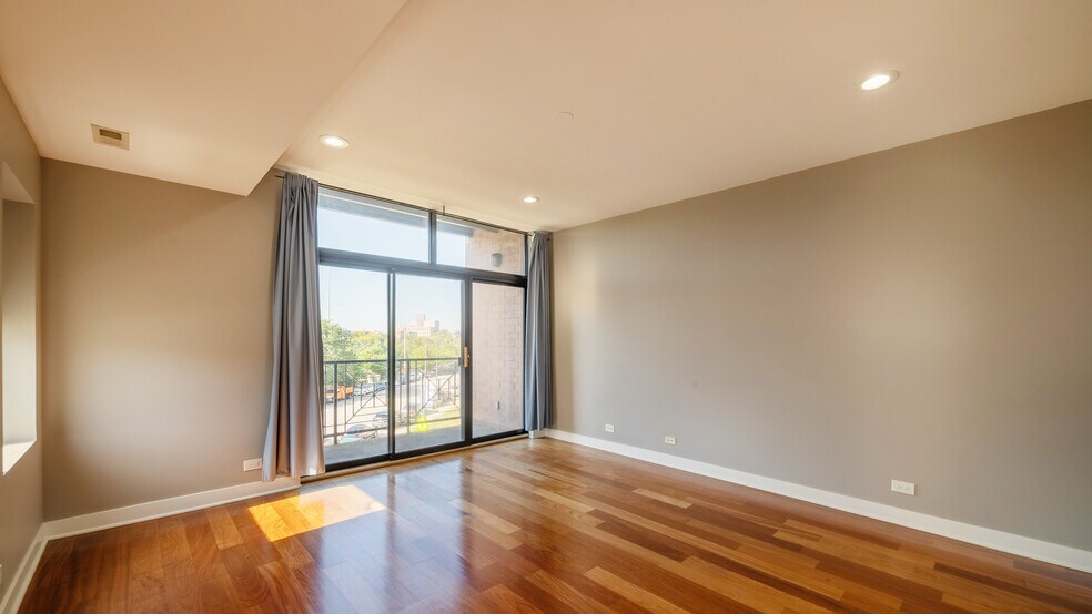 Building Photo - 651 N Milwaukee Ave