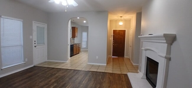 Building Photo - Adorable 3/2 with Large Backyard