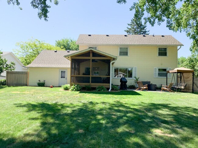 Building Photo - 2814 Woodridge Ln