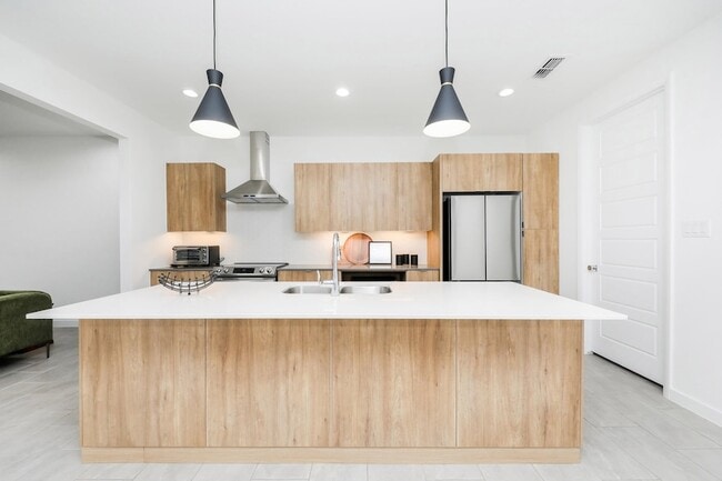 Building Photo - 305 Deer Path Lp