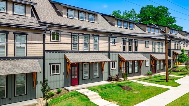 Building Photo - Spacious and Bright Bohemian Cottage Downtown Greenville - Available Now!