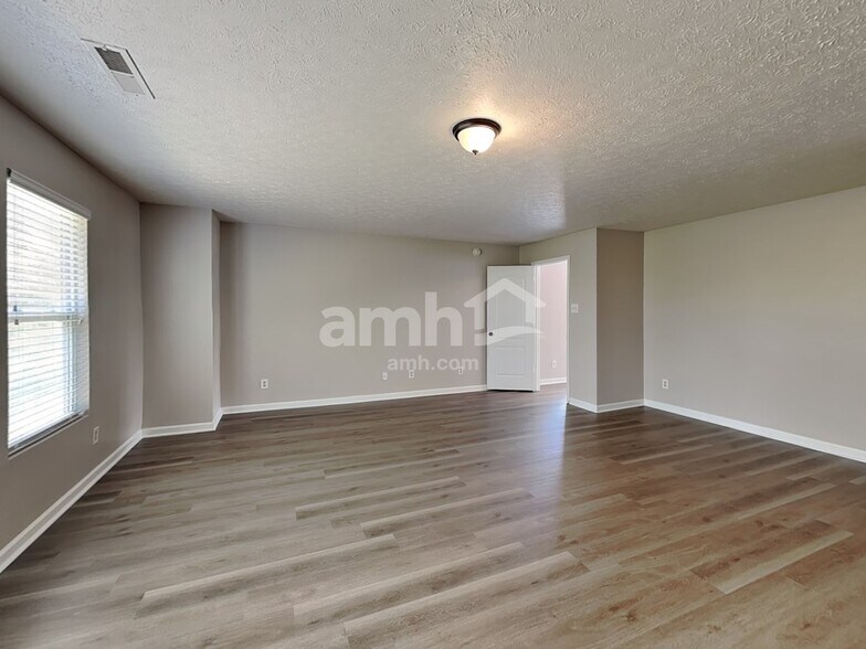 Building Photo - 12831 Silvaire Farm Rd