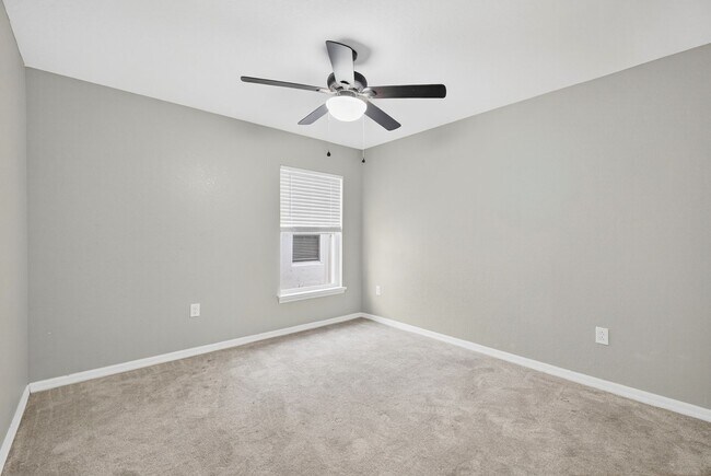 Building Photo - New Spacious 4 Bed - W/Amenities!