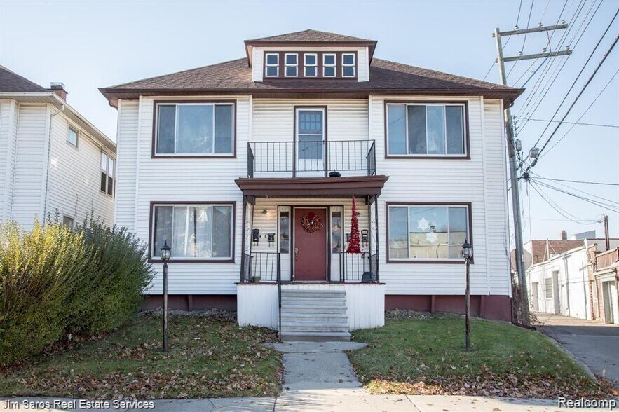 Primary Photo - 1463 Beaconsfield Ave