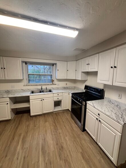 Building Photo - 1813 Willowdale Ave