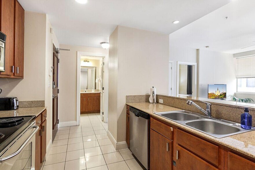 Building Photo - 925 Common St