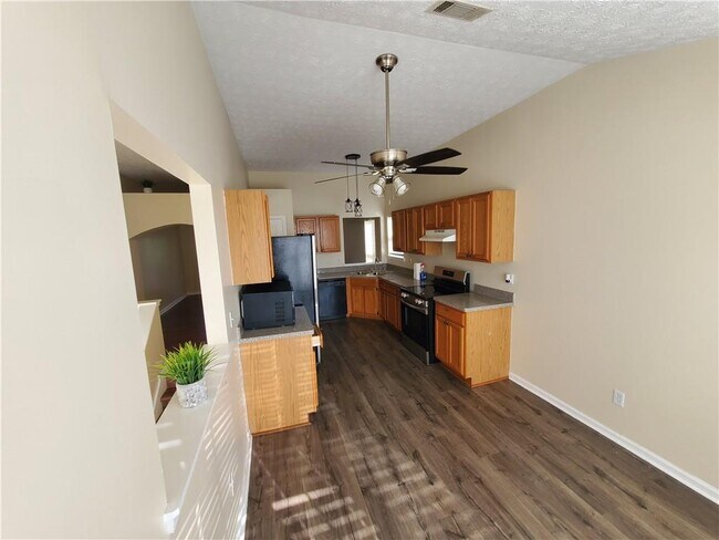 Building Photo - 5450 Twin Lakes Dr