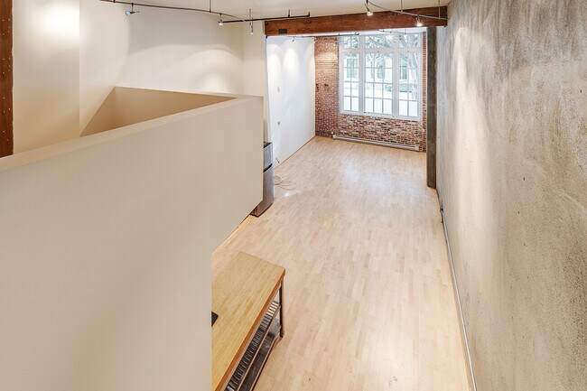 Building Photo - 461 2nd St