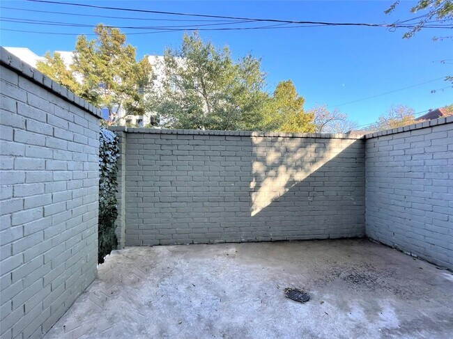 Building Photo - 2222 Hopkins St