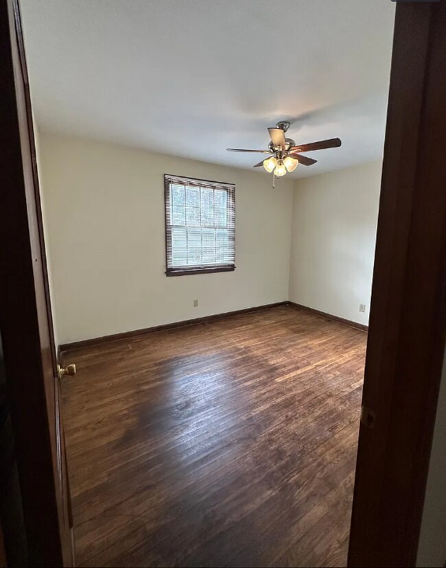 Building Photo - Freshly Painted 4 Bedroom Home