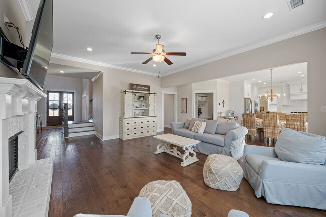 Building Photo - 5/3.5 TRULAND BUILT BEAUTY!