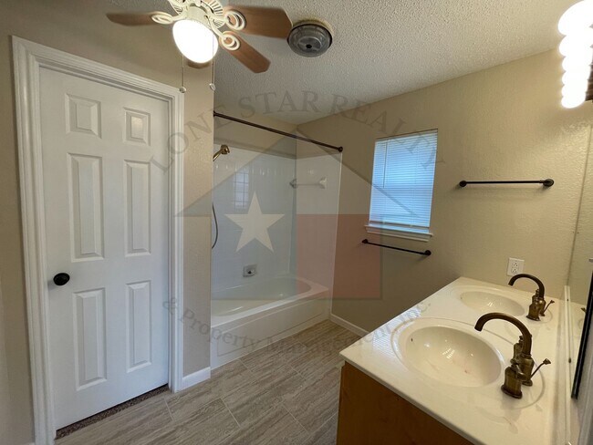 Building Photo - 1303 August Dr