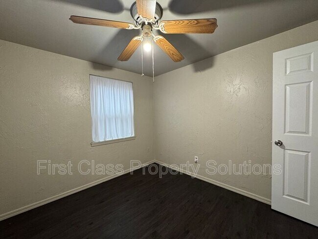 Building Photo - 3808 SE 15th St