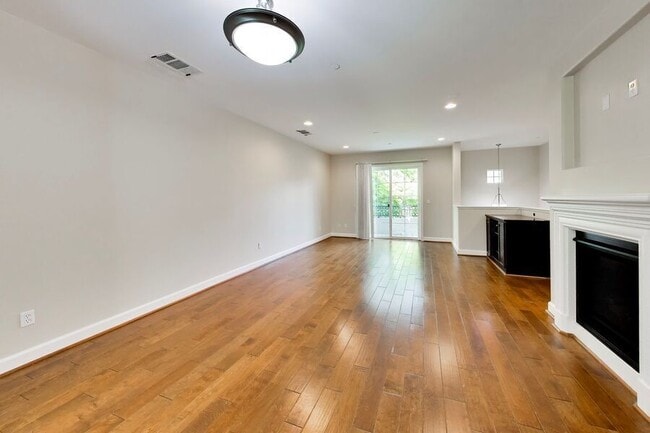 Building Photo - 485 Chagall St
