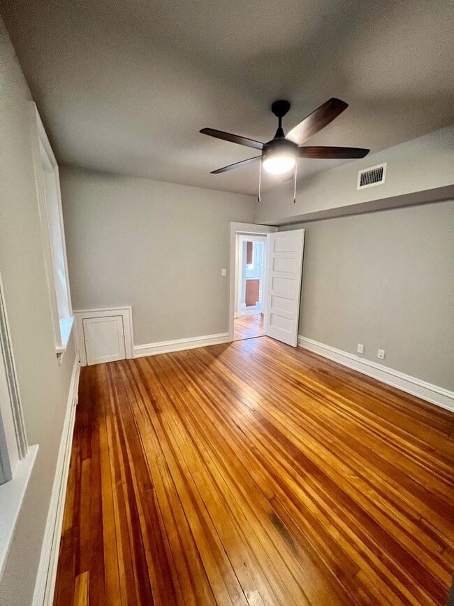 Building Photo - 402 N Sheppard St