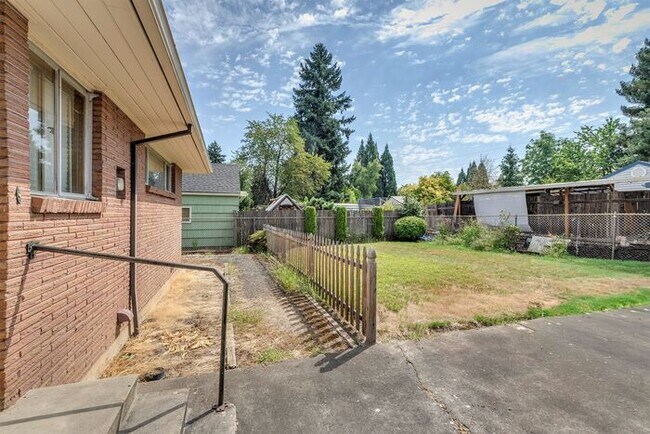 Building Photo - 3 Bedroom Single Level