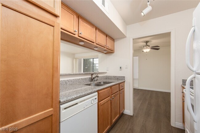 Building Photo - 753 Oakmont Ave