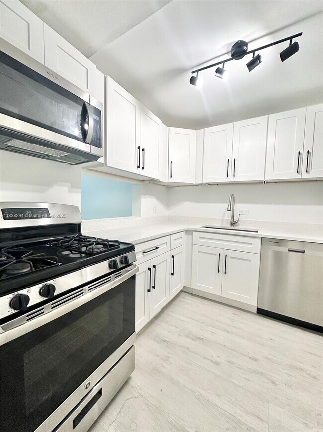 Primary Photo - 6890 N Kendall Dr