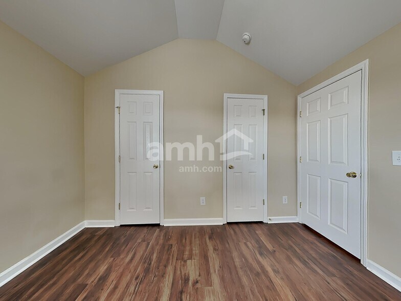 Building Photo - 1528 Pebble Ridge Dr