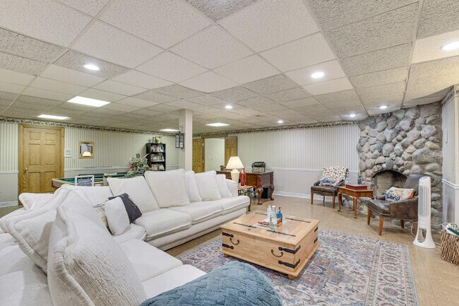 Building Photo - 7 Creekside Ln