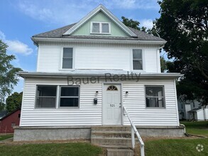 Building Photo - Three Bedrooms, One and a Half Bathrooms