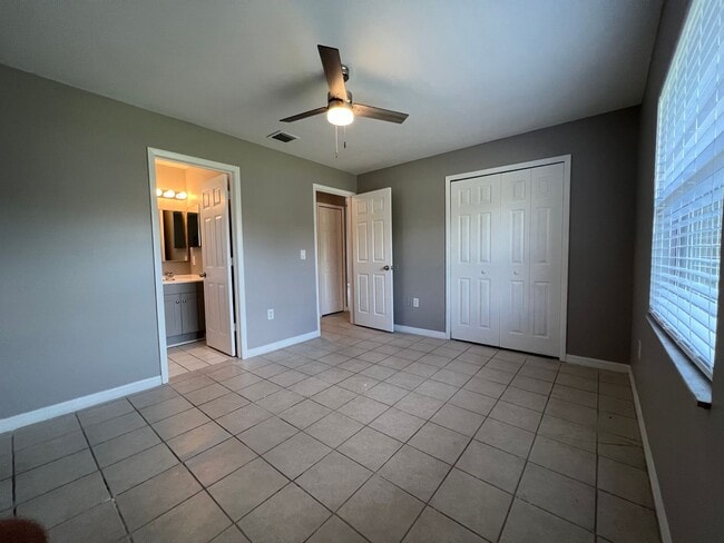 Building Photo - Updated & Remodeled 2/2 Townhouse in Kissi...