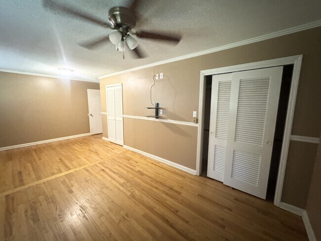 Building Photo - 1618 Cambridge Dr