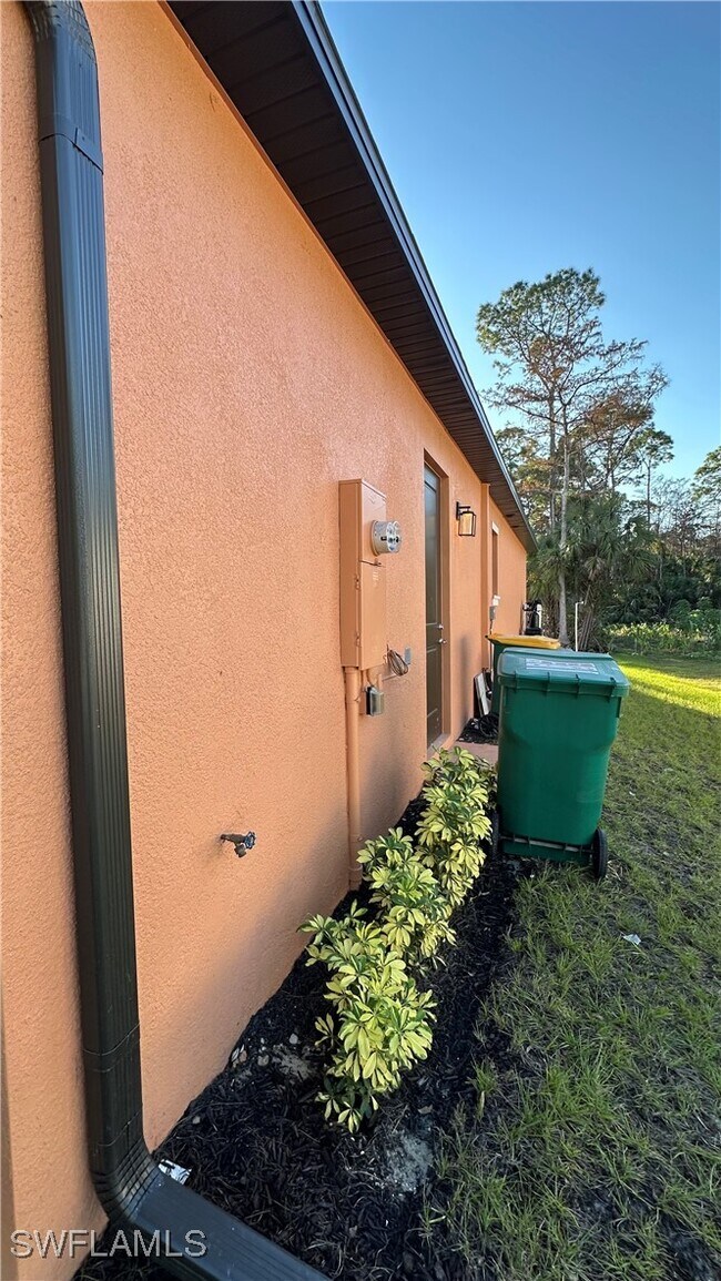 Building Photo - 2167 Della Dr