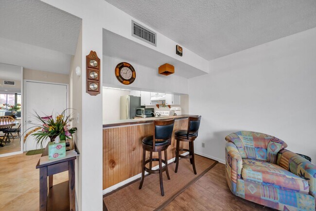 Building Photo - Riverfront Condo Location 1,100+ square fe...