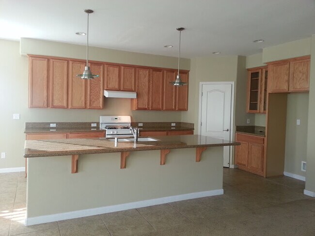 Building Photo - Free Rent for the rest of July Beautiful h...