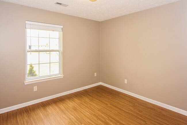 Building Photo - 3 Bedroom Ranch with Pond View in Pike Township