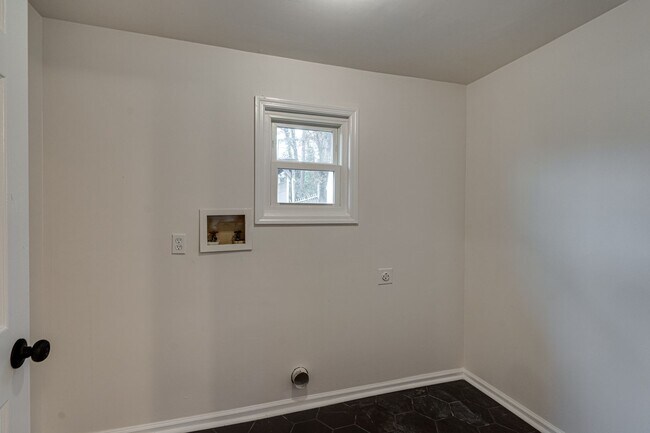 Building Photo - Two Bedroom Home For Rent!