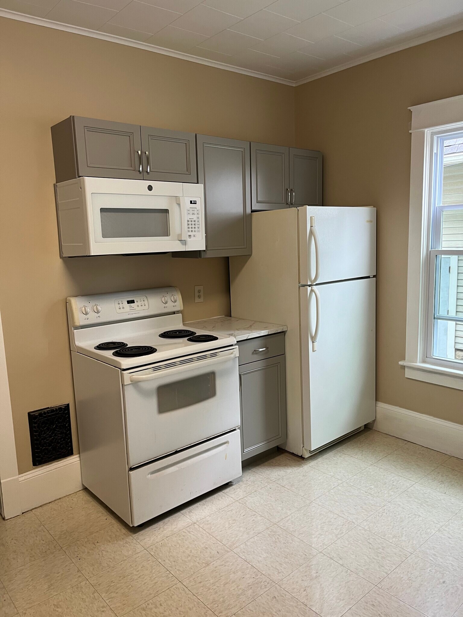 Building Photo - 521 E 3rd St