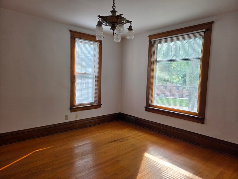 Room 1 - 505 8th Ave SE