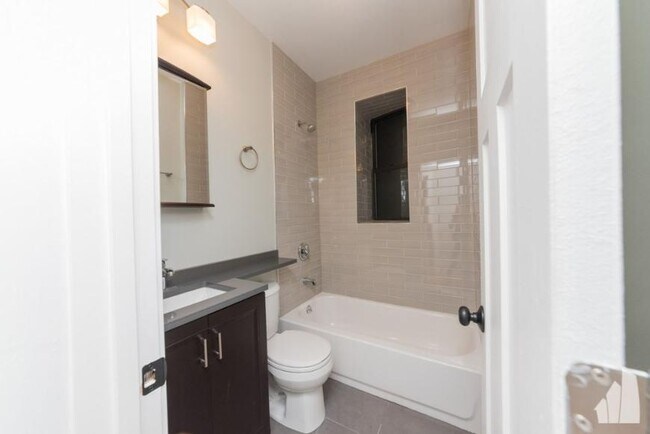 Building Photo - 3 bedroom in Chicago IL 60657