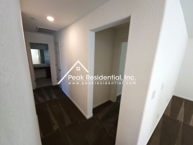 Building Photo - Newer North Natomas 3bd/2.5ba House with Loft & 2 Car Garage