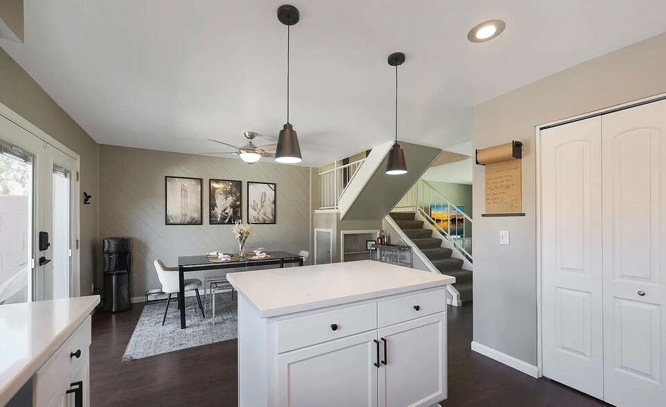 view of dining room - 2936 E Clarendon Ave