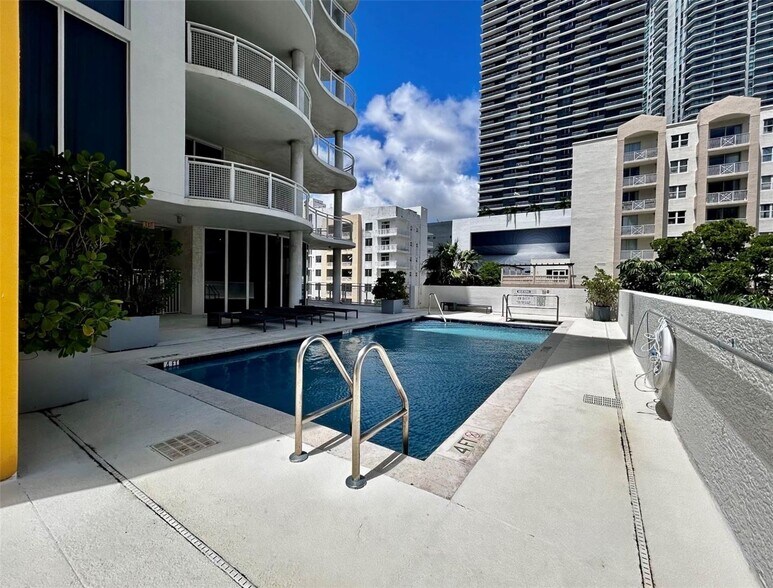 Building Photo - 444 NE 30th St