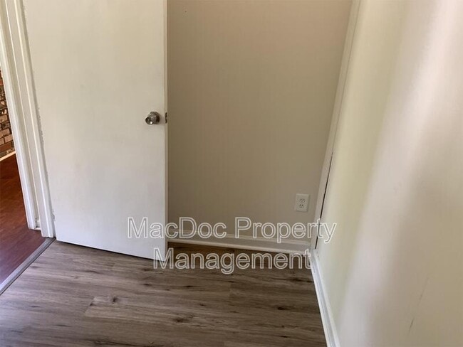 Building Photo - 918 Churchill Dr