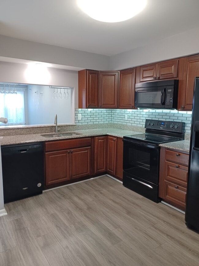 Building Photo - Spacious 3 BR townhouse in VA Beach with a garage