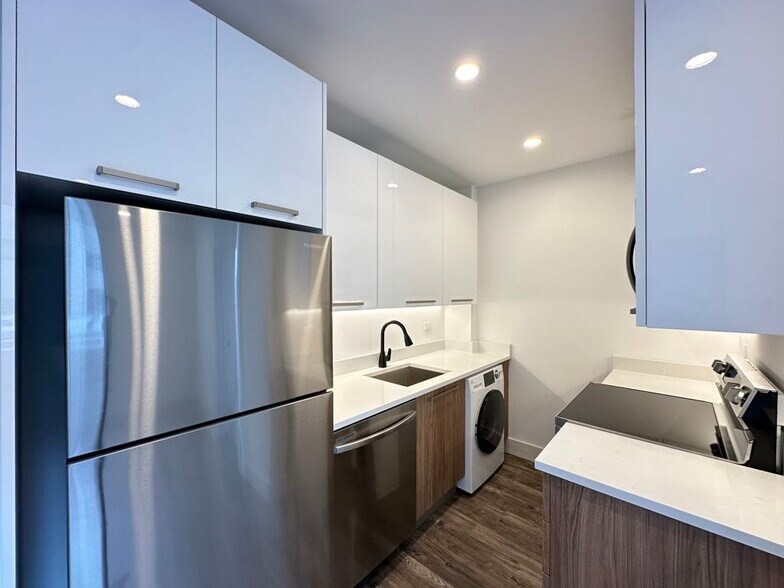 Building Photo - 941 W Carmen Ave