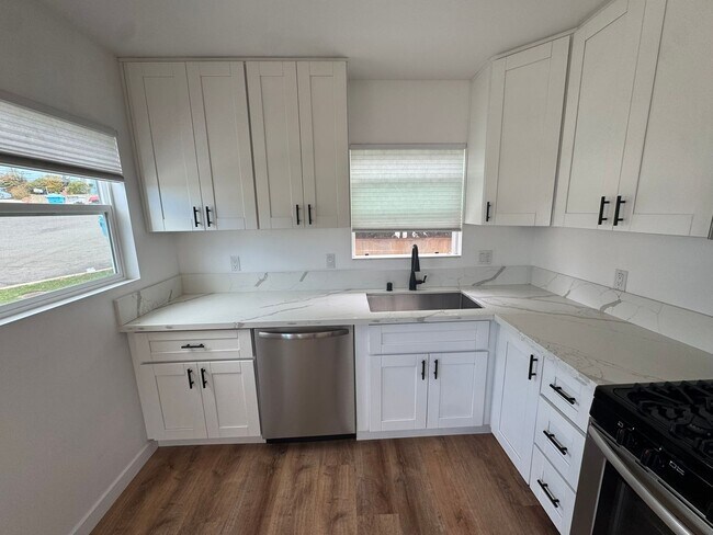 Building Photo - 6737-43 Thomson Ct.